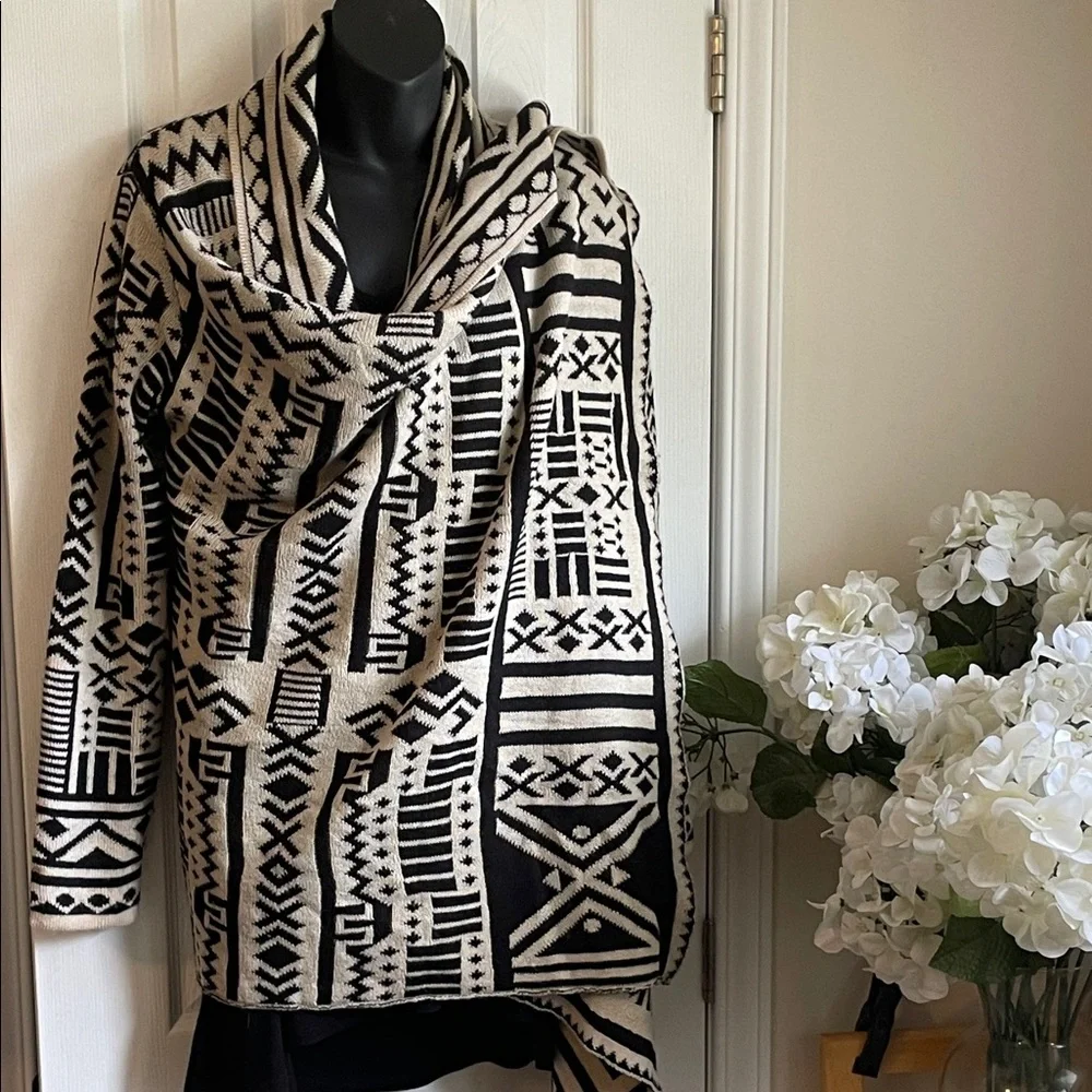Black and Cream Patterned Open-Front Women’s Sweater - Picture 8 of 9